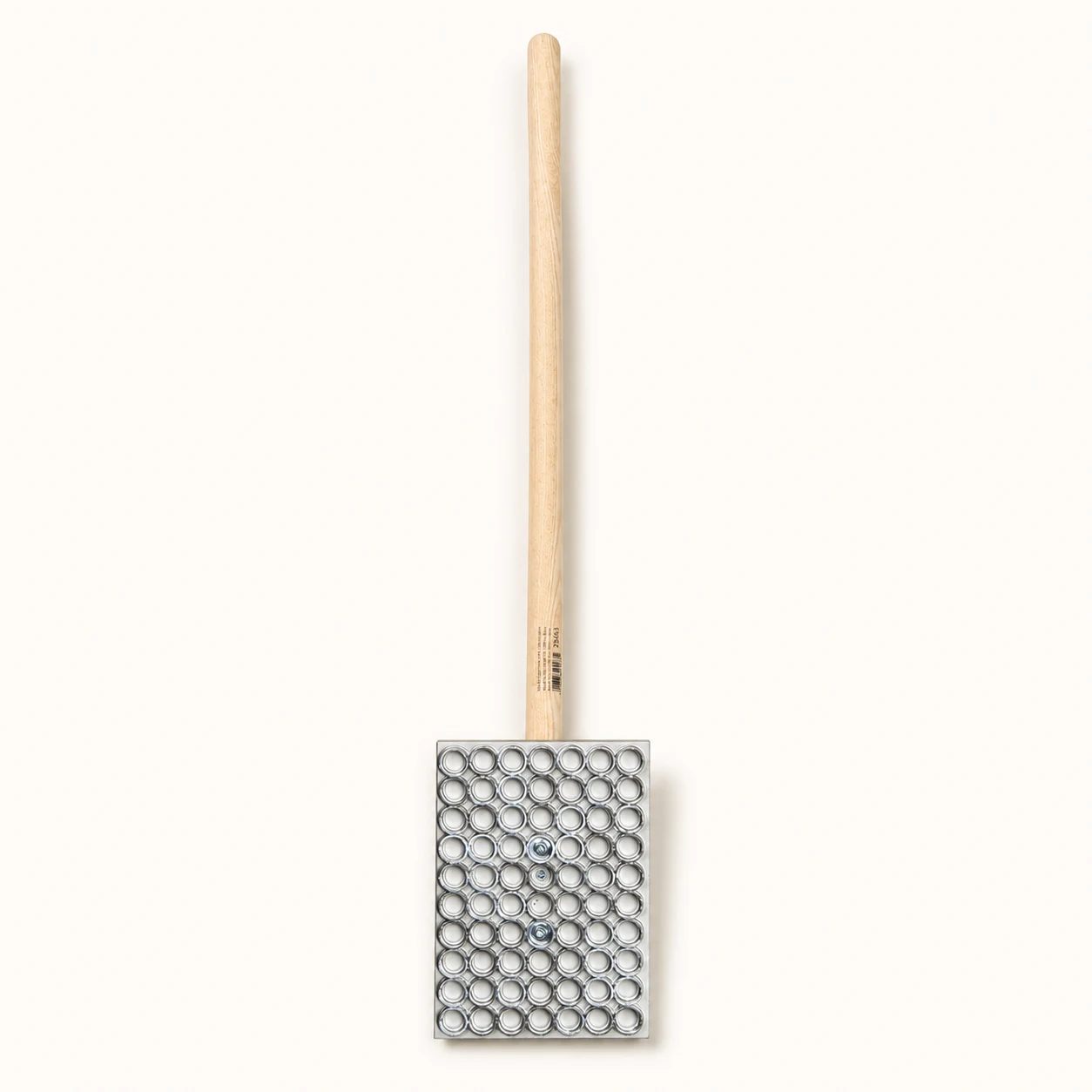 Rietklopper met groot metalen ringblad en lange houten steel op neutrale achtergrond